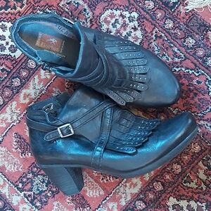 Fluchos black leather bootie